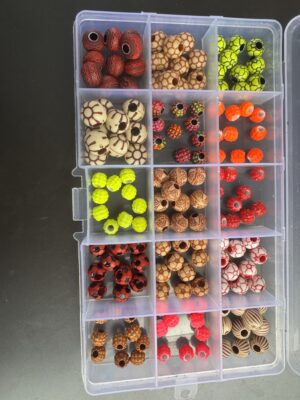 Estojo completo com 225 miçangas para pesca vários modelos